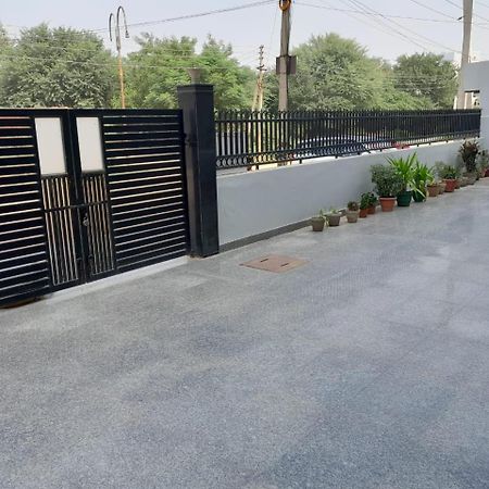 Hotel The Luxem - Behind Ibis Hotel Gurugram Gurgaon Exterior foto