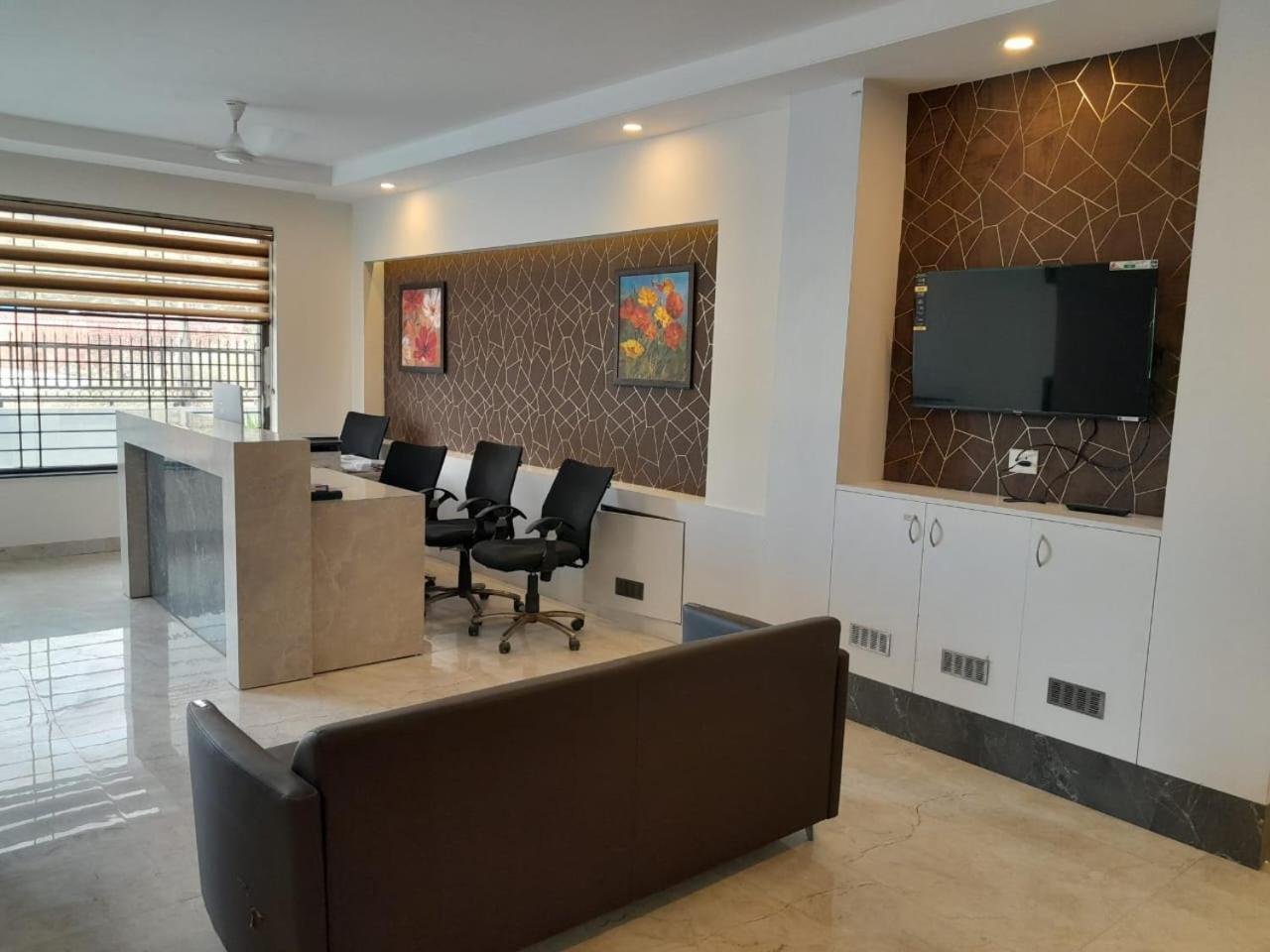 Hotel The Luxem - Behind Ibis Hotel Gurugram Gurgaon Exterior foto